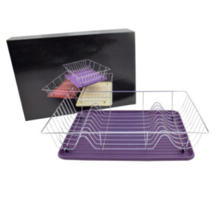 uscător de vase grilaj metalic cu tavă din plastic mov lângă cutia colorată de carton