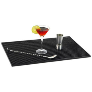 barmat dreptunghiular negru covoraș de tejghea cu pahar de cocktails lingură de bar și toi de măsurat deasupra