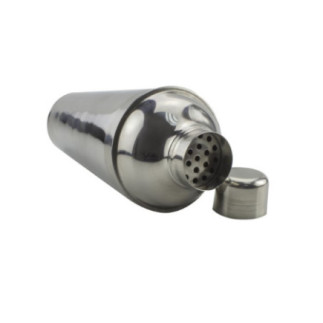 shaker din inox culcat detaliu pe gura de turnare cu filtru și dopul așezat alături