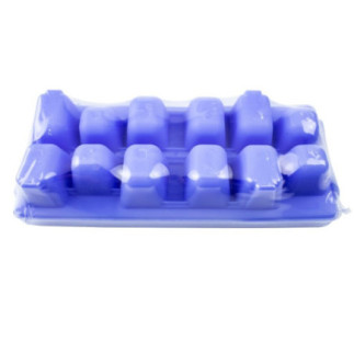 tavă pentru gheață din plastic cu cuburi de diferite mărimi întoarsă cu susul în jos