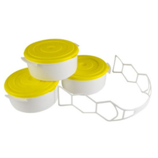 set caserole rotunde pentru transport alimente prinse una peste alta într-o bandă flexibilă din plastic cu rol de mâner