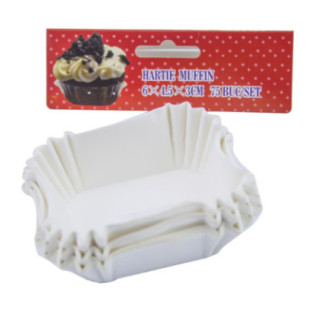 set de 75 forme pătrate pentru copt prăjituri stivuite în fața etichetei colorate din carton