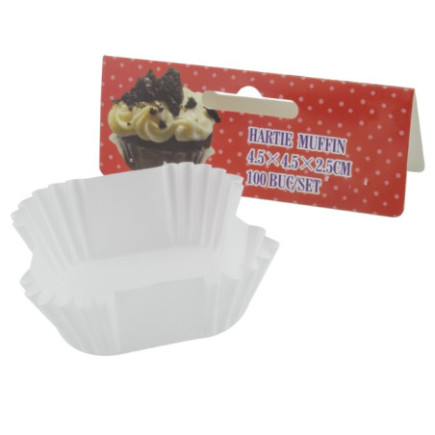 hârtie de copt prăjituri pătrată albă în fața etichetei colorate din carton