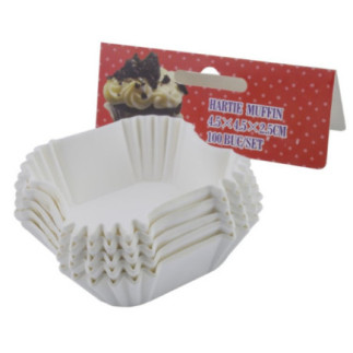 set de hârtii pătrate albe pentru copt muffin stivuite în fața etichetei colorate din carton
