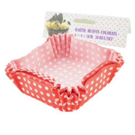 set 30 hârtii colorate pătrate pentru copt prăjituri stivuite în fața etichetei de carton