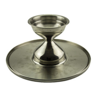 stand rotund din inox pentru torturi și prăjituri întors cu susul în jos cu detaliu pe piciorul tip clepsidră