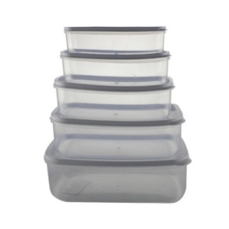 set de 5 caserole dreptunghiulare din plastic de mărimi diferite cu capace din silicon aranjate una peste alta