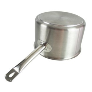 cratiță din inox cu un mâner întoarsă cu susul în jos detaliu pe mânerul rotunjit