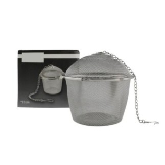 sitǎ rotundǎ cu lanț pentru infuzare plante sau condimente lângă ambalajul cutie de carton