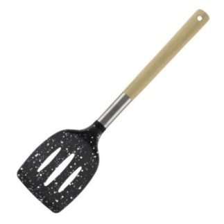 spatulă pentru gătit din plastic negru cu aspect granit și cu fante de scurgere și mâner de lemn maro