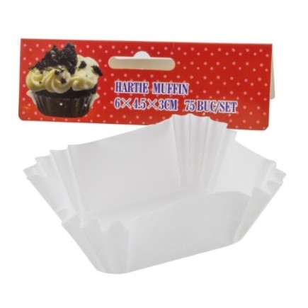 hârtie pentru copt prăjituri pătrată albă în fața etichetei din carton colorat