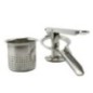 dispozitiv din inox pentru piureuri de legume sau fructe cu un mâner tip presă și coș perforat