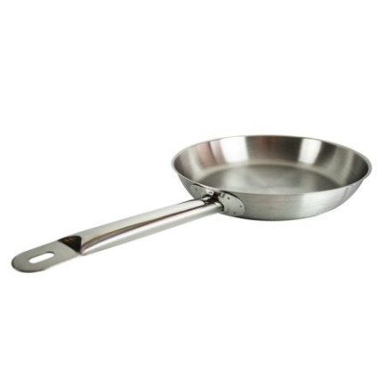 tigaie rotundă din inox cu detaliu pe mânerul robust cu orificiu pentru agățat