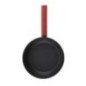 tigaie rotundă din teflon neagră cu mâner din silicon roșu orientat în sus