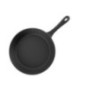 Tigaie din fontă neagră pre-asezonată, compatibilă cu foc deschis, aragaz și cuptor, ideală pentru gătit versatil, 26 cm
