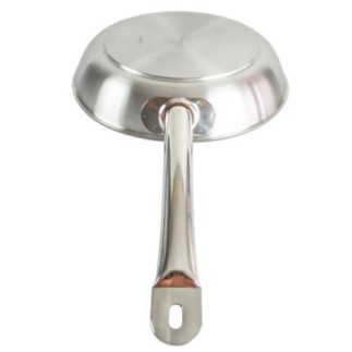 tigaie din inox întoarsă cu susul în jos și prim plan pe mânerul robust cu orificiu pentru agățare