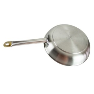 tigaie rotundă din inox întoarsă cu fața în jos detaliu pe baza exterioară cu inducție