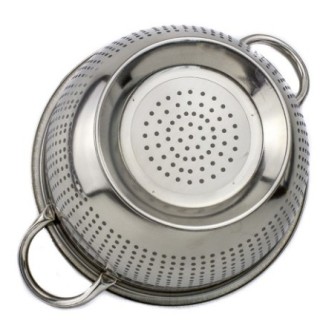 strecurător alimente din inox cu două mânere întors cu fundul în sus