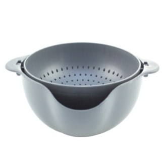 bol din plastic gri cu strecurătoare care se balansează