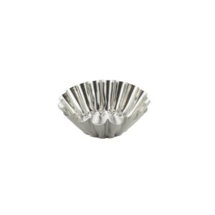 formă metalică argintie rotundă și ondulată pentru copt cozonac