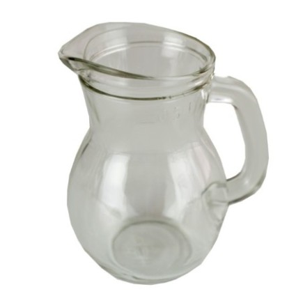 carafă bombată din sticlă transparentă cu mâner și gură de turnare