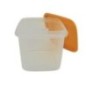 cutiuță din plastic transparent cu capac portocaliu sprijinit de ea