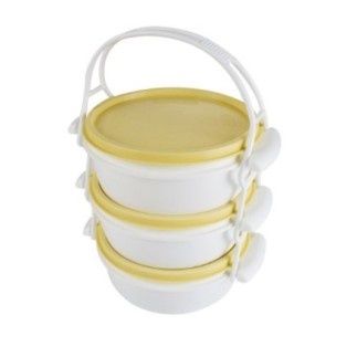 set de 3 caserole etajate din plastic alb cu mânere și capace galbene prinse împreună de o bandă flexibilă din plastic alb