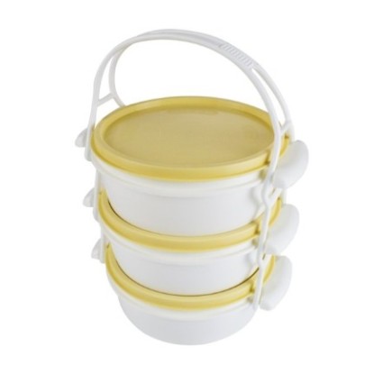 set de 3 caserole etajate din plastic alb cu mânere și capace galbene prinse împreună de o bandă flexibilă din plastic alb
