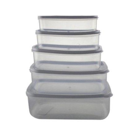 set de 5 caserole dreptunghiulare din plastic de mărimi diferite cu capace din silicon aranjate una peste alta