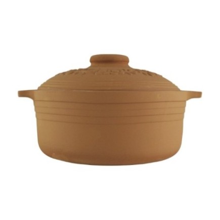 vas rotund din lut pentru cuptor maro cu mânere și capac închis cu model imprimat și buton de prindere