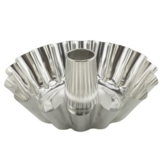 formă metalică rotundă pentru copt cozonac cu con central și pereți ondulați