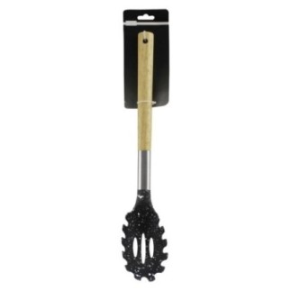 lingură de spaghete cu cap din plastic negru și perforat și mâner din lemn cu etichetă de carton