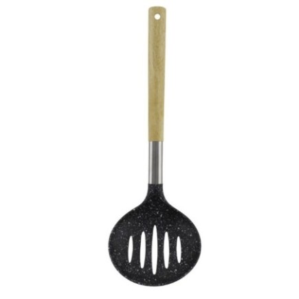 spumieră perforată din plastic cu mâner din lemn și inel metalic la mijloc