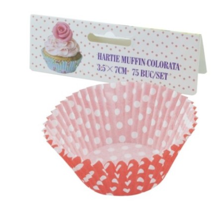 hârtie cerată roșie cu buline albe pentru copt brioșe lângă eticheta colorată