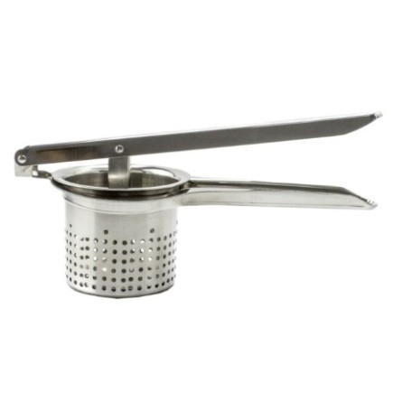 presă manual din inox cu două mânere și recipient perforat pentru piure de legume fierte