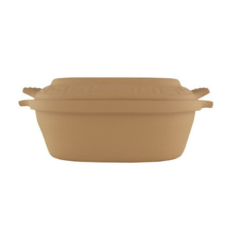 vas pentru copt la cuptor oval din lut cu mânere și capac închis prim-plan din lateral