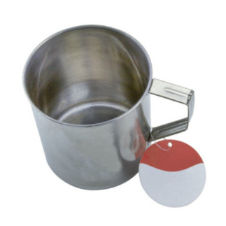 cană argintie cu mâner pentru camping