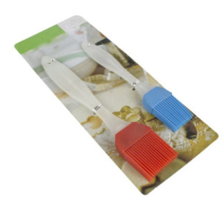 set de 2 pensule pentru uns aluat prinse pe etichetă colorată de carton