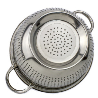 strecurător alimente din inox cu două mânere întors cu fundul în sus