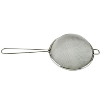 strecurătoare cu un mâner și plasă măruntă întoarsă cu susul în jos