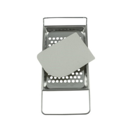 Sită plată pentru găluște, prevăzută cu palețică din plastic, perfectă pentru modelarea și porționarea rapidă a aluatului moale