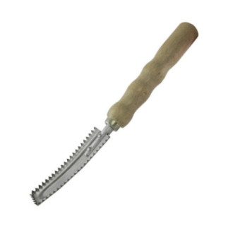 instrument cu mâner din lemn și lamă zimțată din metal rezistent pentru îndepărtat solzii de pește
