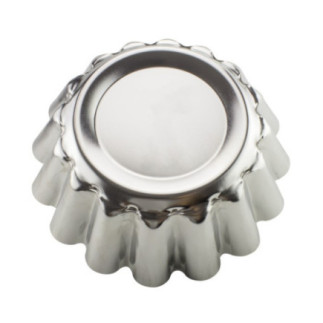 formă metalică pentru copt rotundă cu pereți ondulați întoarsă cu susul în jos