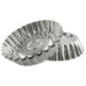 set de 4 forme metalice rotunde și ondulate pentru copt prăjituri sprijinite pe o formă întoarsă cu susul în jos