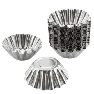 set de coșulețe metalice pentru copt prăjituri stivuite lângă o formă întoarsă cu susul în jos și una în poziție normală