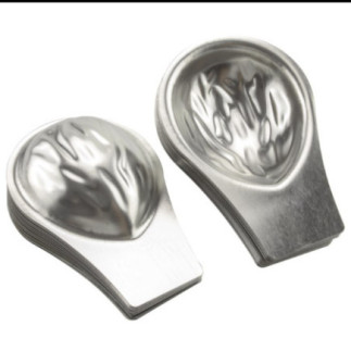 două seturi de forme metalice tip nucă pentru copt una întoarsă cu susul în jos