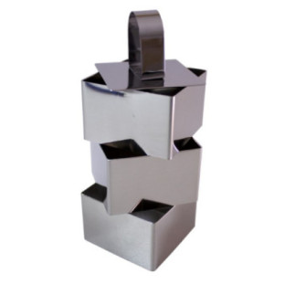 set 3 forme culinare pătrate din inox stivuite una peste alta și un capac de presare pentru plating și montaj