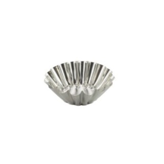 formă metalică argintie rotundă și ondulată pentru copt cozonac
