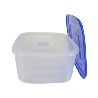 cutie pătrată transparentă pentru alimente cu capac deschis sprijinit de ea