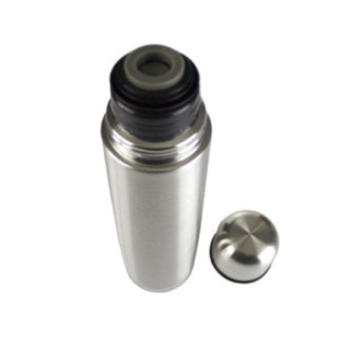 termos de băuturi lichide din inox deschis cu capacul așezat lângă el